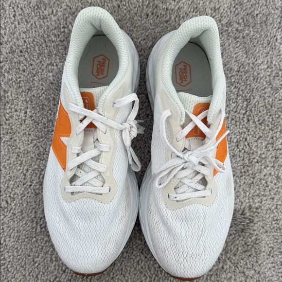 New Balance Women's Fresh Foam Arishi V4 Running Shoe, Orange and White - Size 7 - Picture 3 of 8